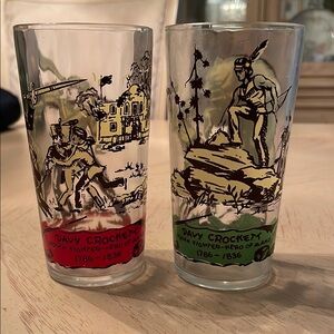 Set of two vintage Davy Crockett glasses - Red label Alamo / Green label Bear.